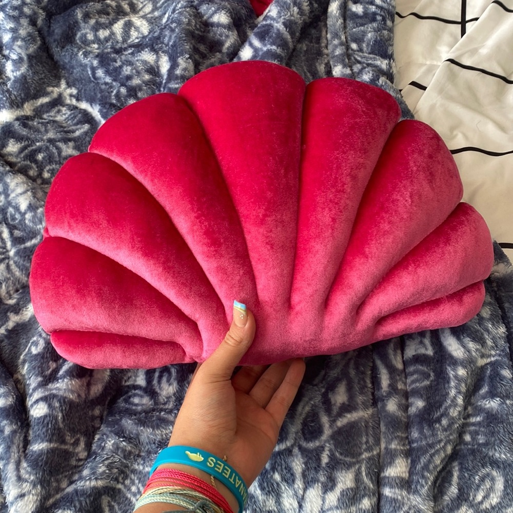 Preppy shell pillow